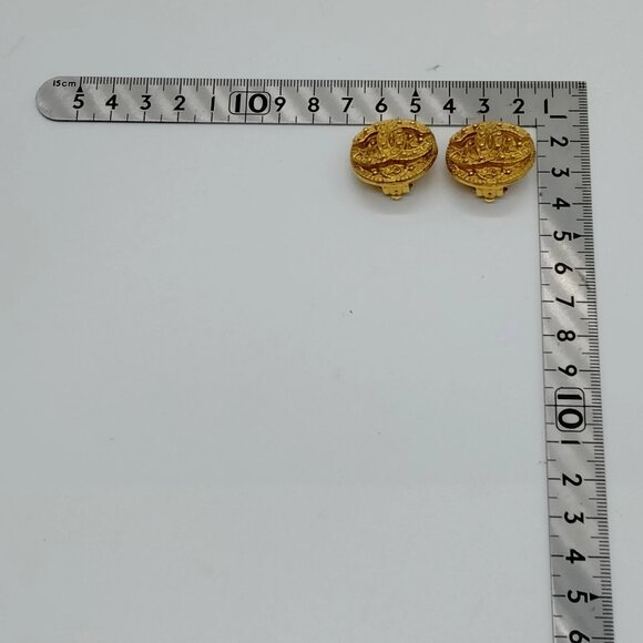 Authentic Chanel Earring Gold 94 A mn520-120325 - Picture 3 of 9